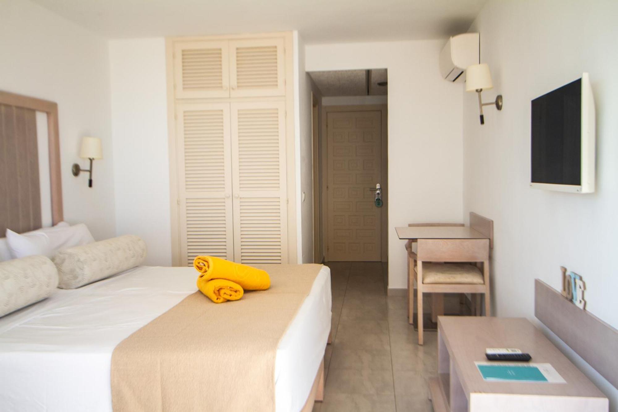 Apartamentos Es Calo Luaran gambar